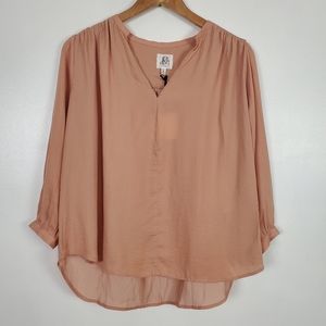 dRA Los Angeles NWT v neck hilo blouse